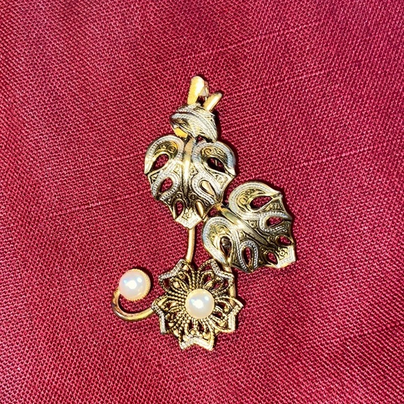 Gold leaf pearl style brooch pin - Picture 1 of 6